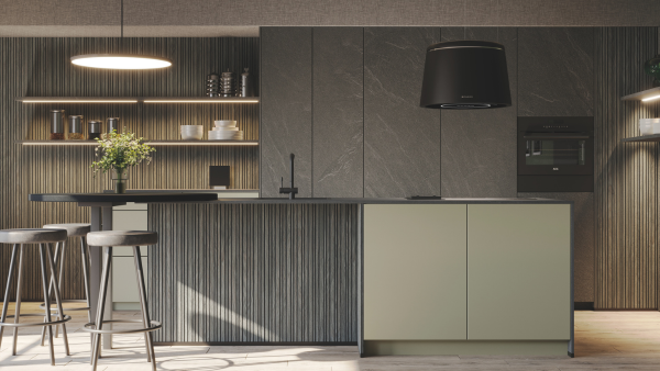 Cucina moderna con isola verde salvia, rivestimenti in legno e illuminazione contemporanea
