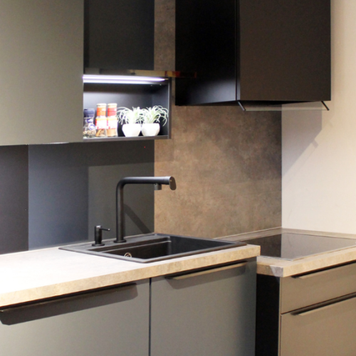 Cucina moderna con lavello nero, top in legno e pensili sospesi in grigio e nero