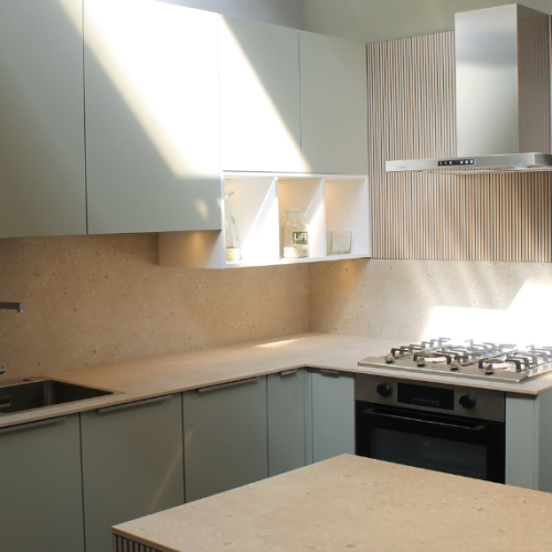 Cucina moderna Life con ante grigio salvia, piano in marmo beige e elettrodomestici incasso