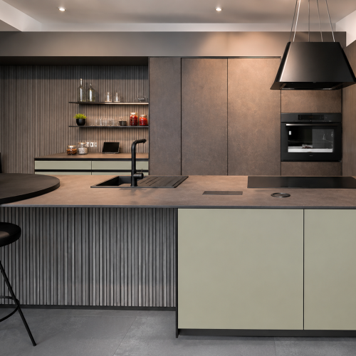 Cucina moderna Life con isola, penisola e sgabelli, finiture grigie e verdi salvia