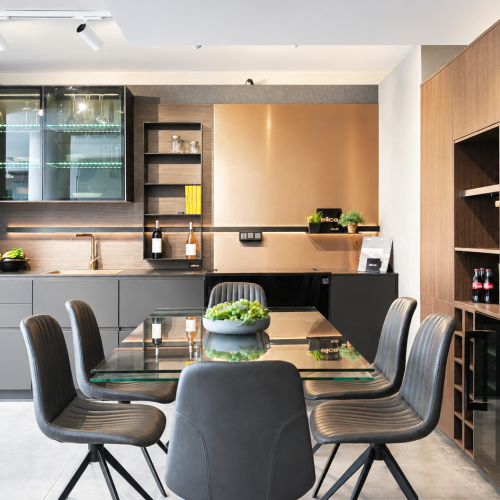 Cucina moderna Life con tavolo nero, sedie grigie e scaffali legno