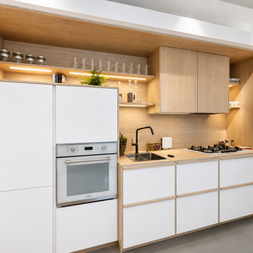 Cucina moderna bianca e legno con isola, piano cottura, forno e dettagli in legno naturale di Life Cucine Italia