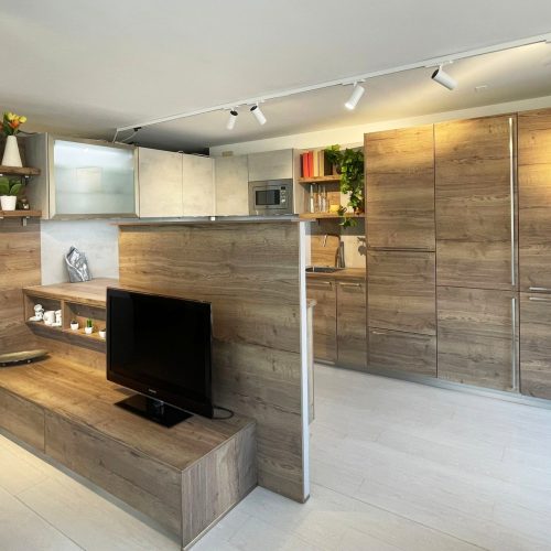 Showroom Life cucine: moderna cucina in legno con living integrato, tv e ampi spazi di esposizione