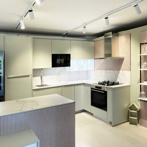 Cucina moderna Life con isola, elettrodomestici smart e scaffali in legno