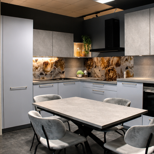 # Cucina moderna con isola centrale, mobili grigi, piano marmo e sedie grigie