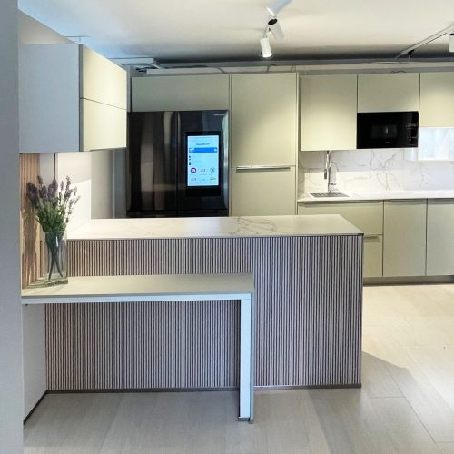 Cucina moderna Life con isola, frigorifero smart, top marmo e cappe nere integrate