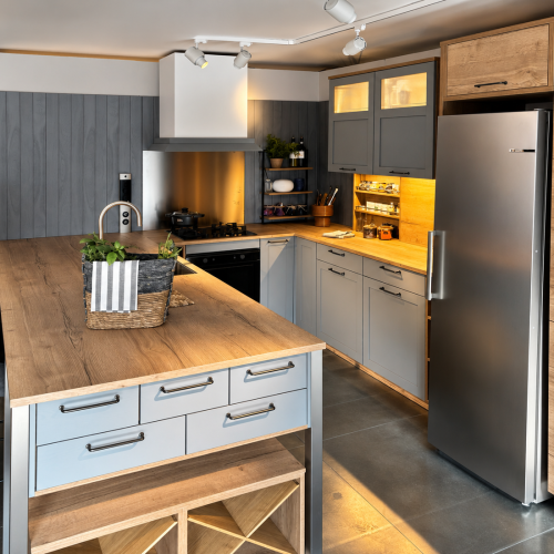 Cucina moderna con isola, design grigio e legno, elettrodomestici inox e illuminazione led