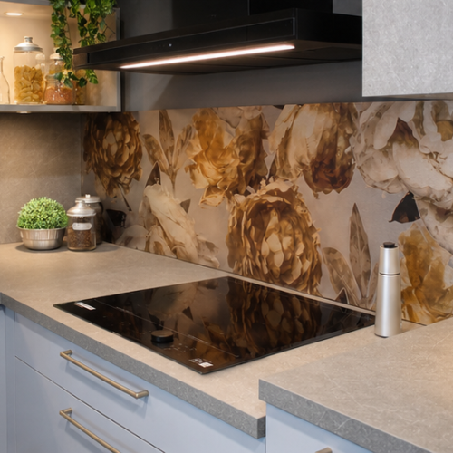 Cucina moderna Life con piano cottura nero, backsplash marmoreo e pensile con illuminazione LED integrata